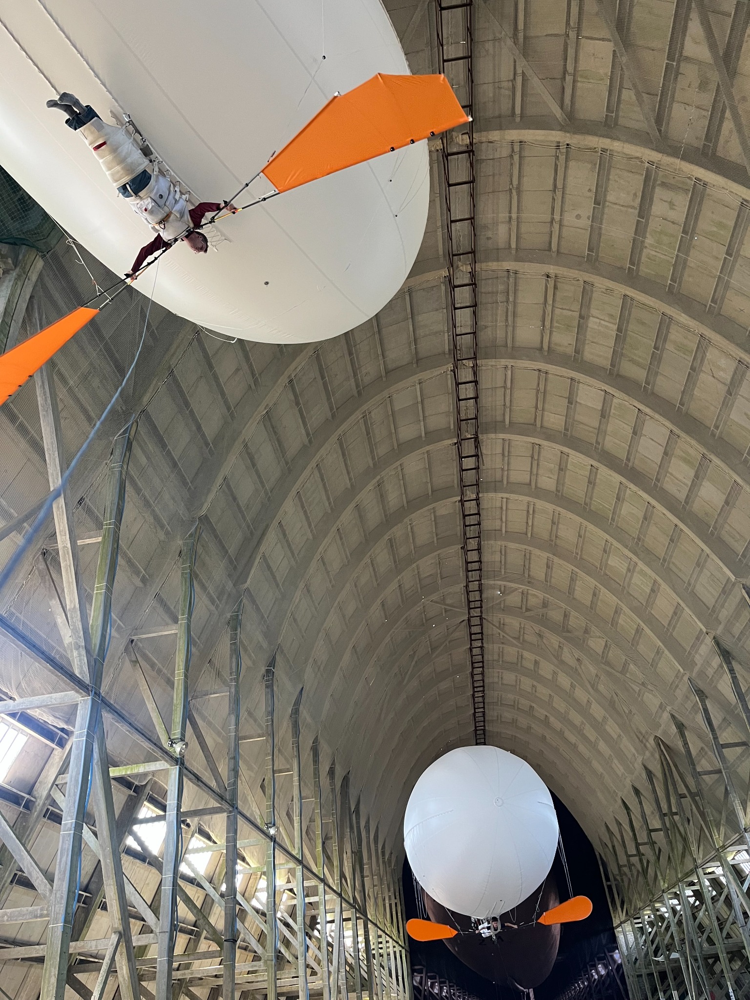 Indoor helium flying experience met Aéroplume