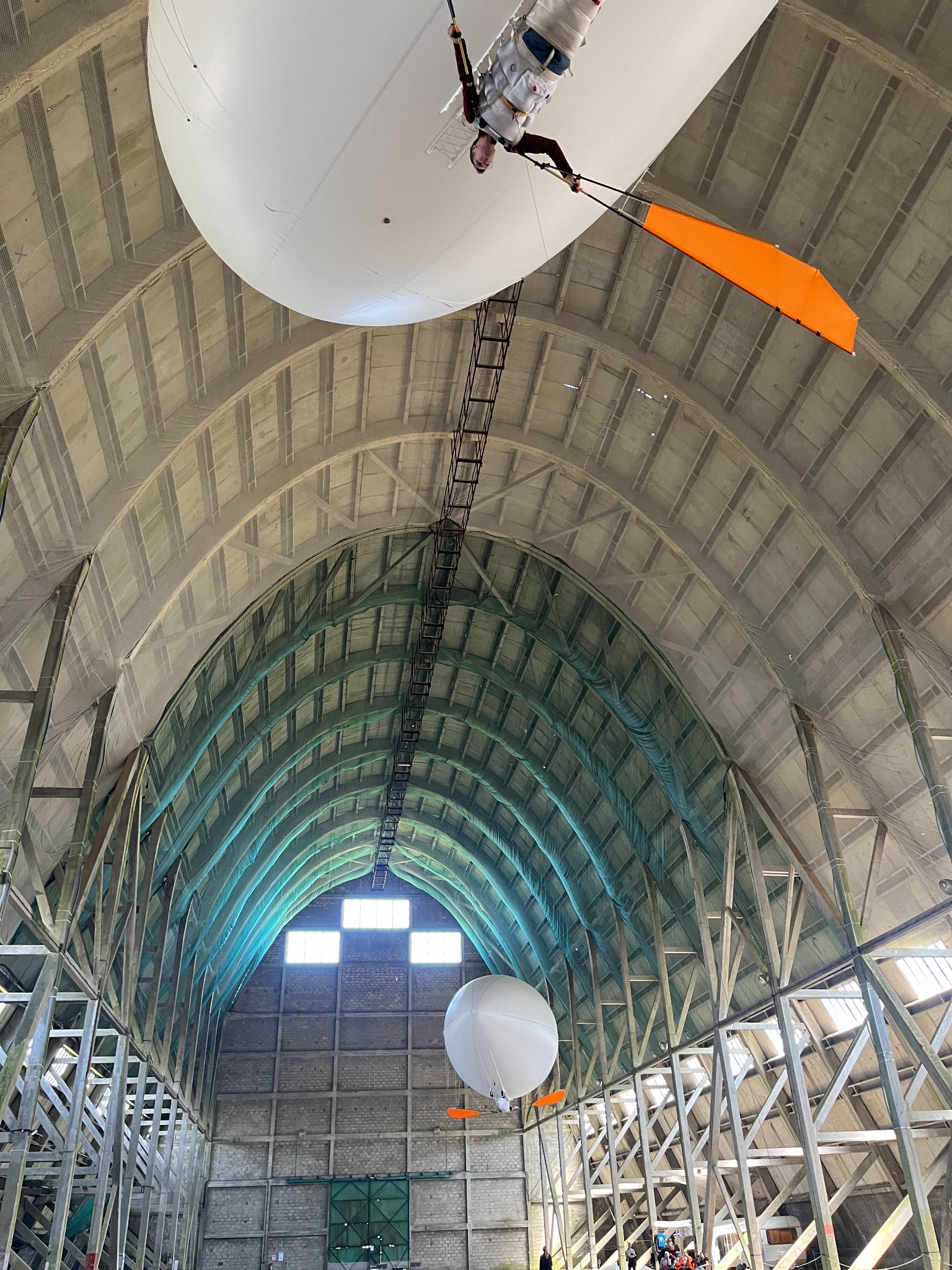 Aéroplume in historische hangar