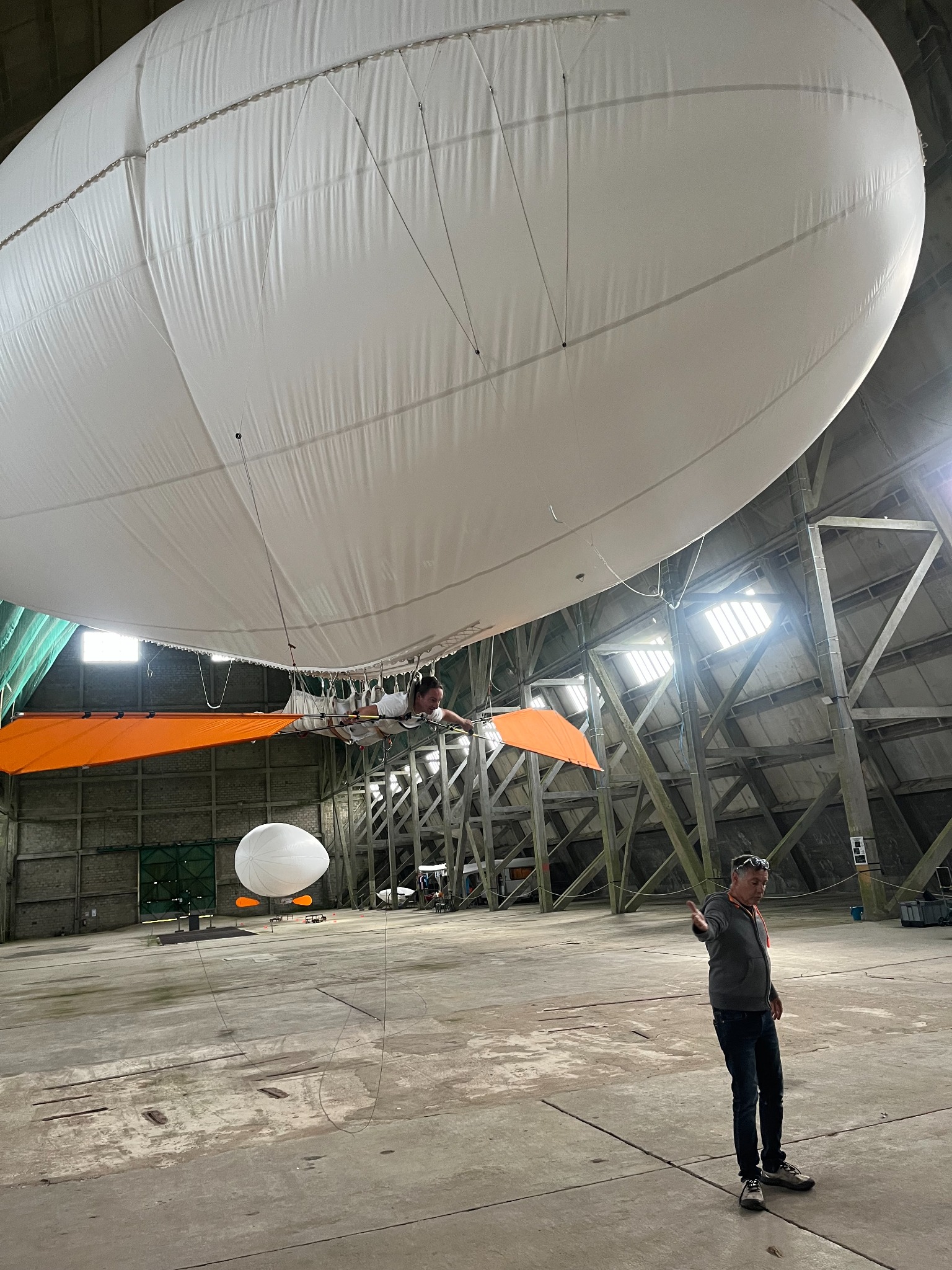 Indoor helium flying experience met Aéroplume