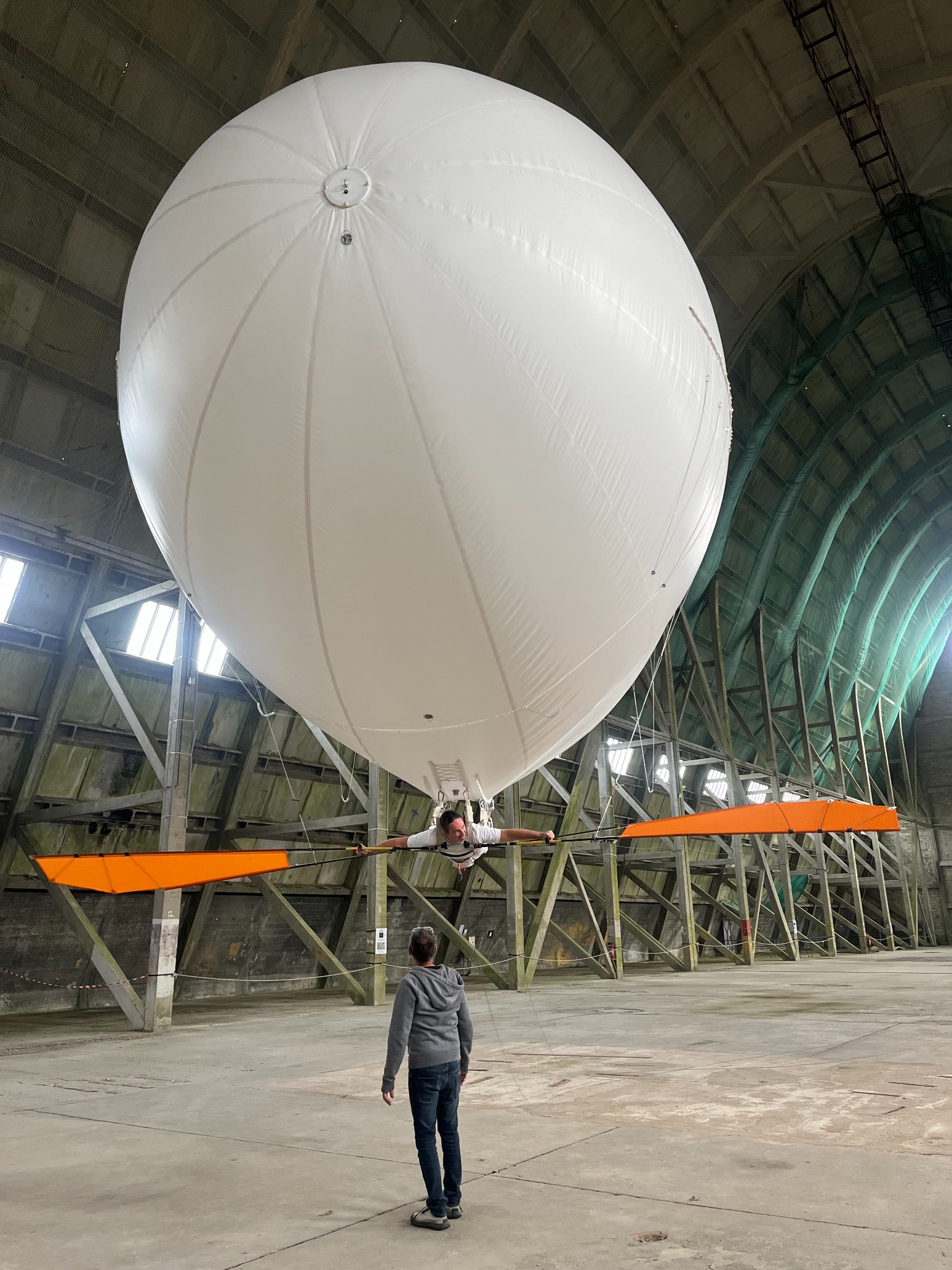 Indoor helium flying experience met Aéroplume