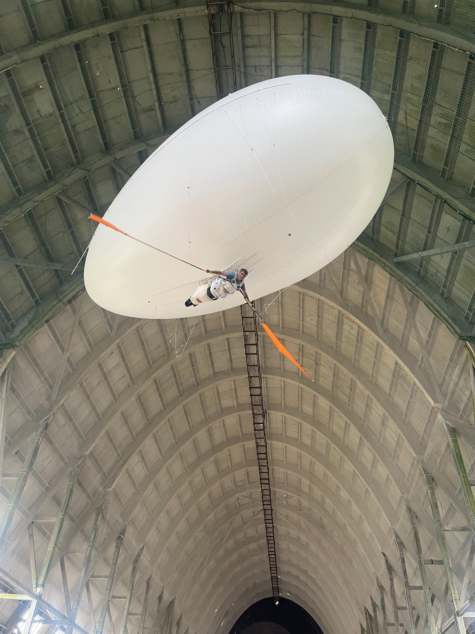 Indoor helium flying experience met Aéroplume