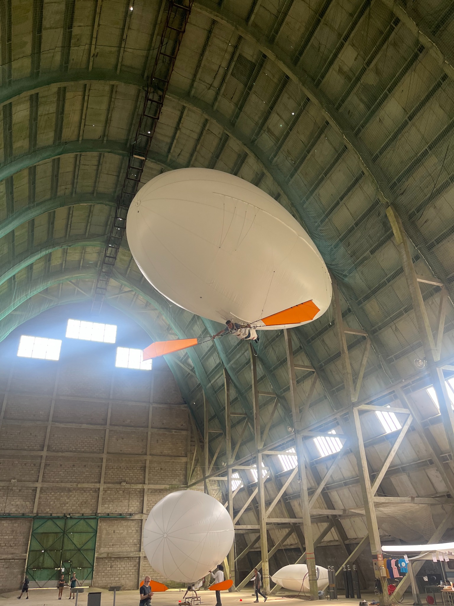 Indoor helium flying experience met Aéroplume