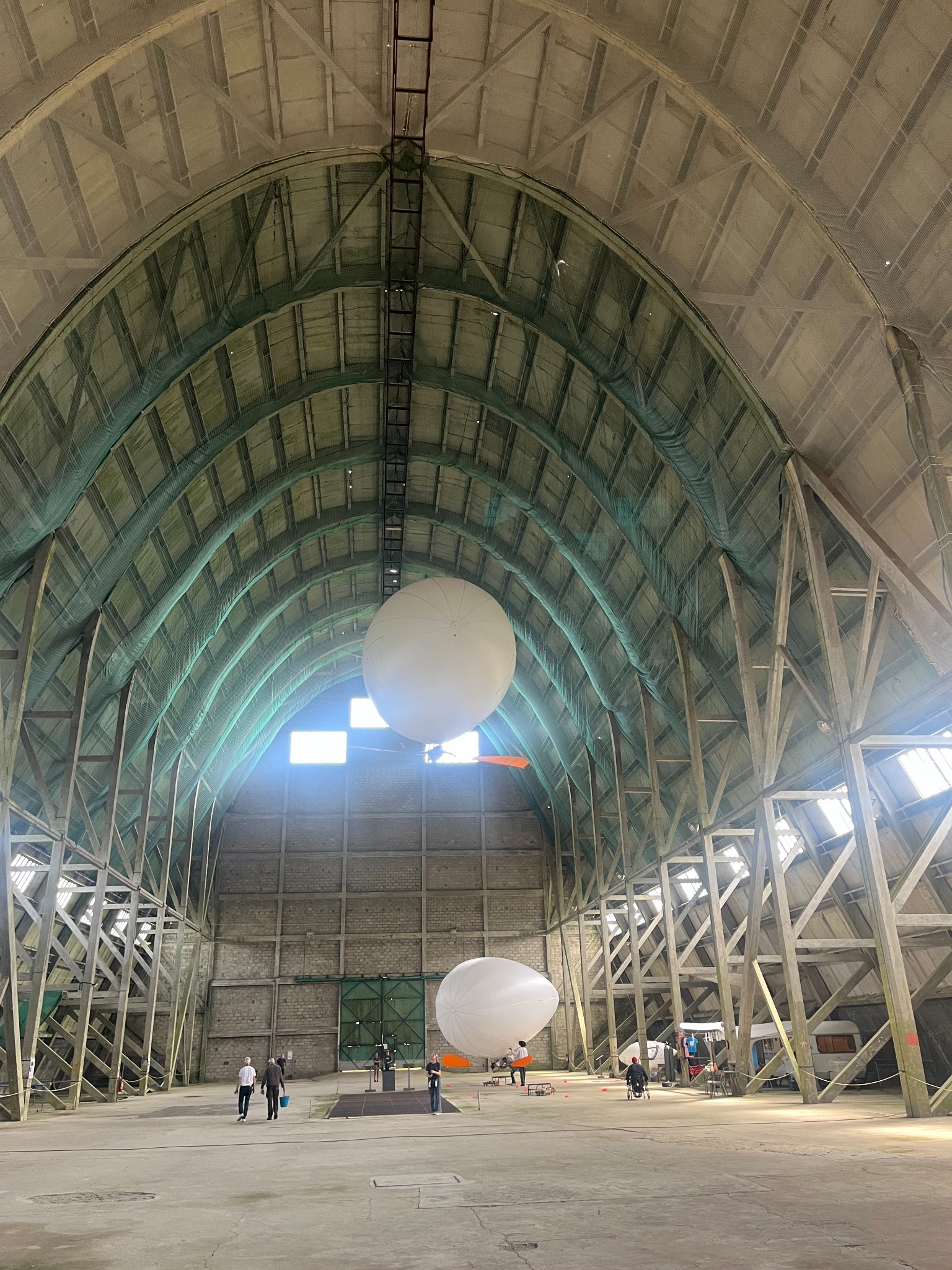 Indoor helium flying experience met Aéroplume