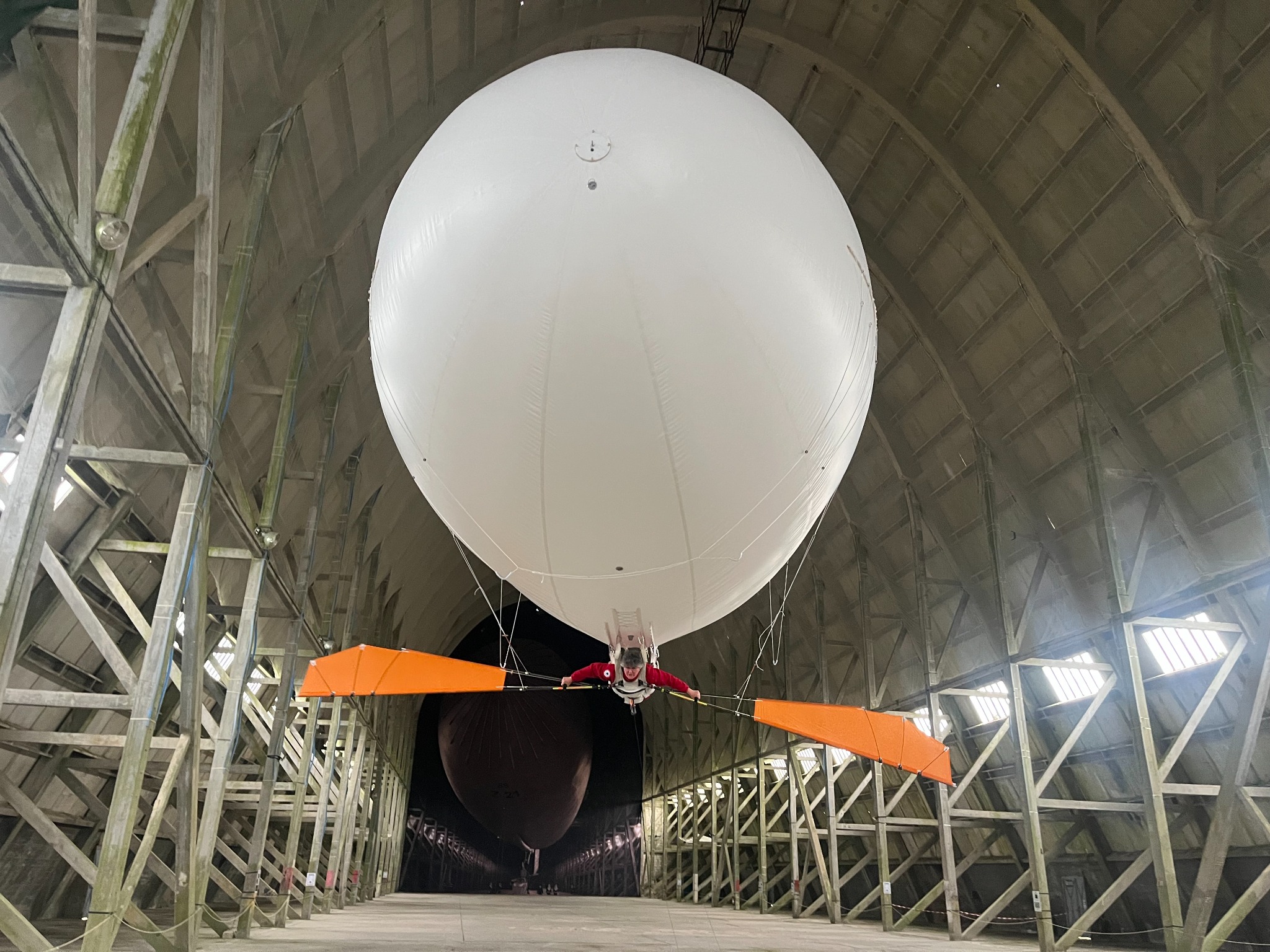 Indoor helium flying experience met Aéroplume