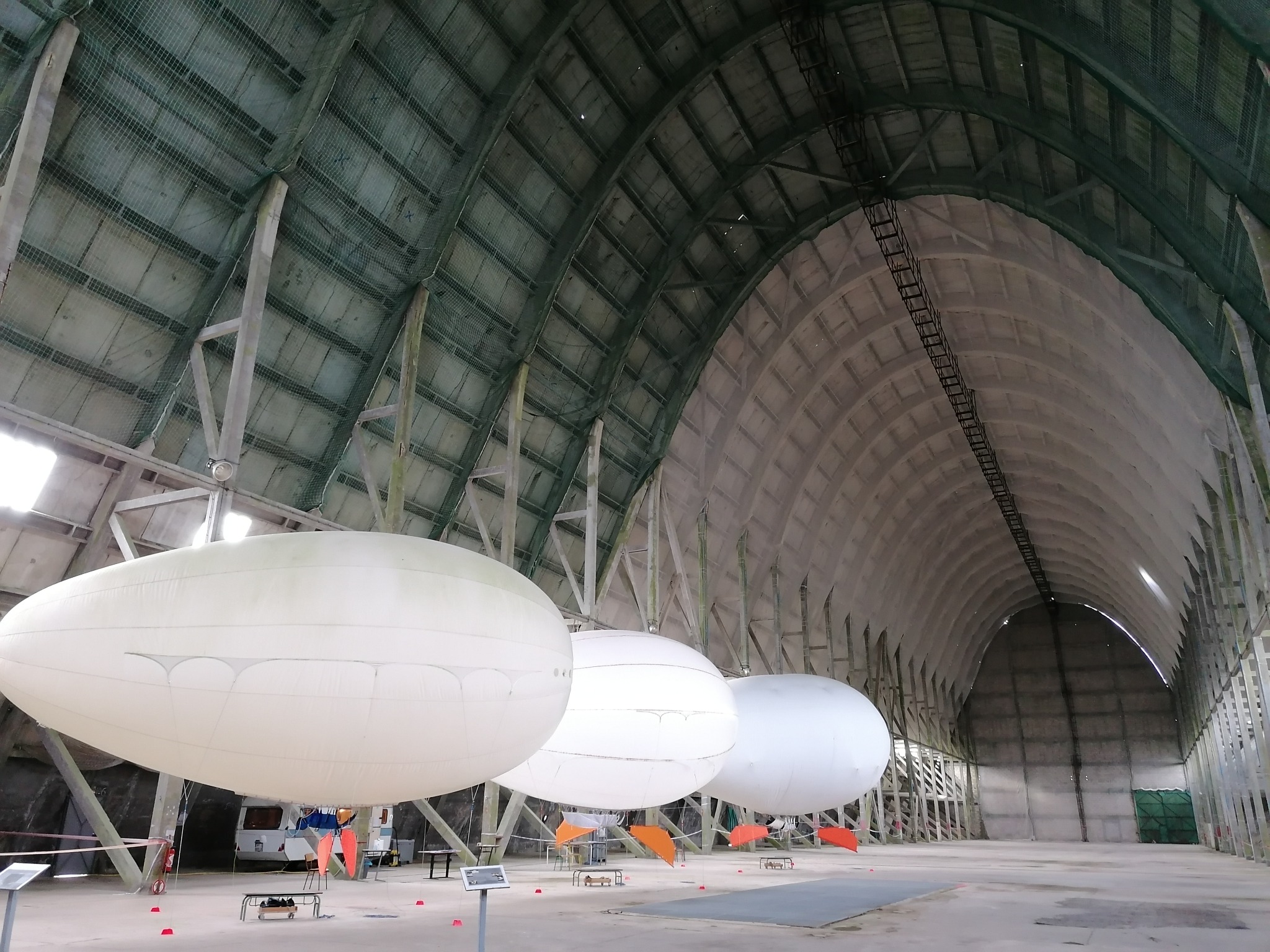 Indoor helium flying experience met Aéroplume