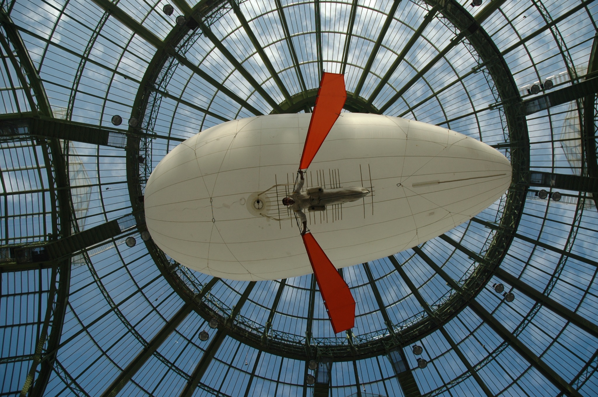 Indoor helium flying experience met Aéroplume